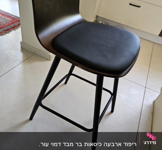 ריפוד ארבעה כיסאות בר מבד דמוי עור.